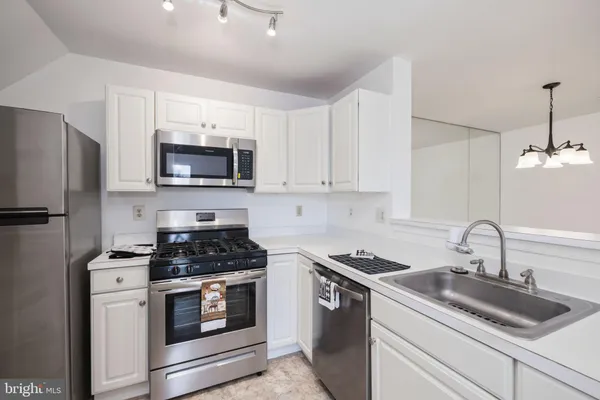 $2,300 | 1025 Gardenview Loop, Unit 301, Woodbridge, VA 22191
