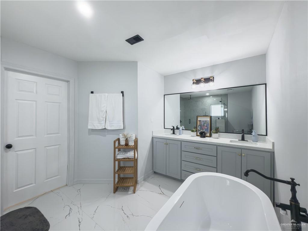 801 Ray Street Donna, TX 78537 - Photo 25 of 27 a room with a desk and workspace