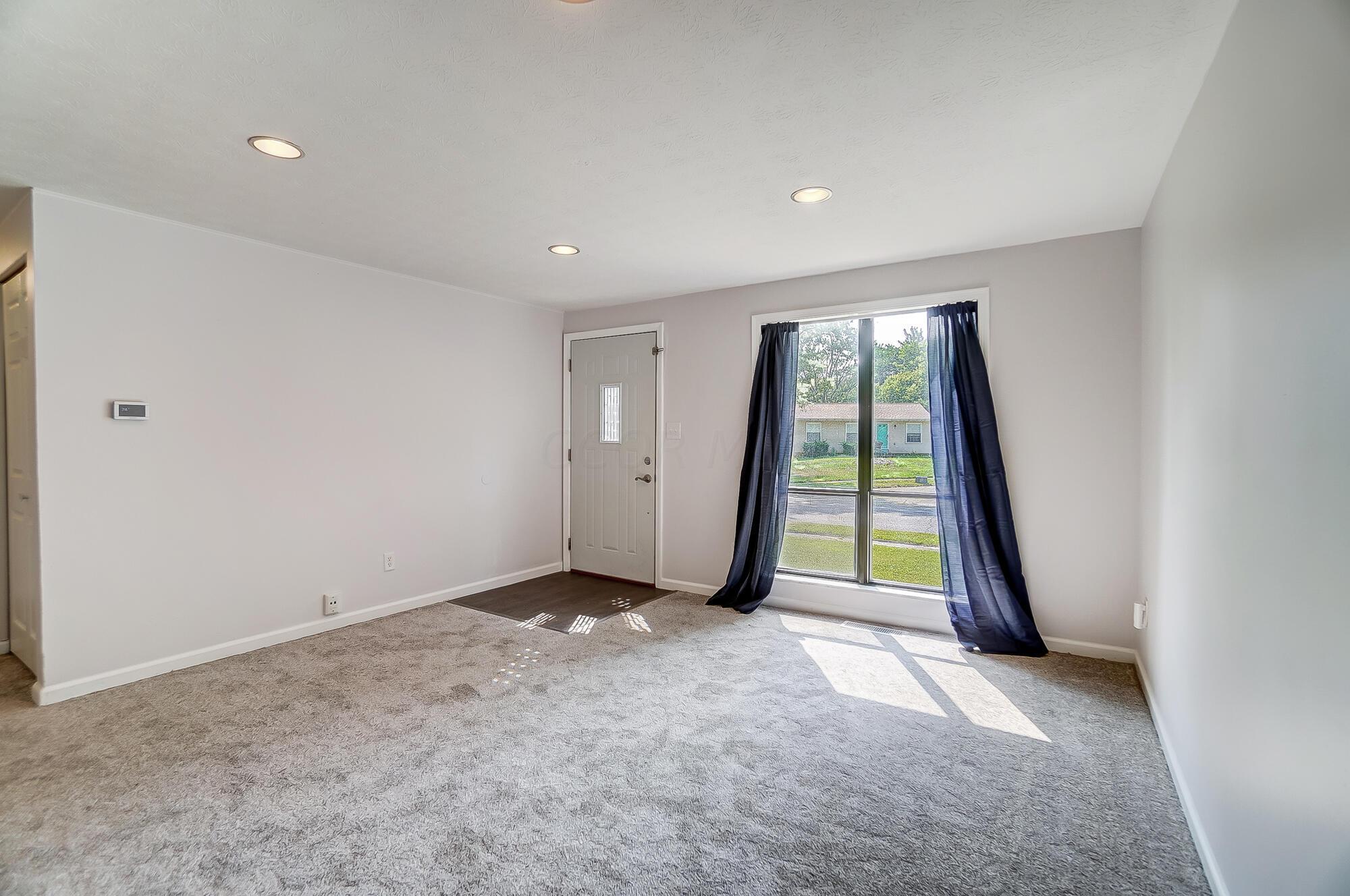 3075 Whitlow Road Columbus, OH 43232 - Photo 5 of 45 Living Room