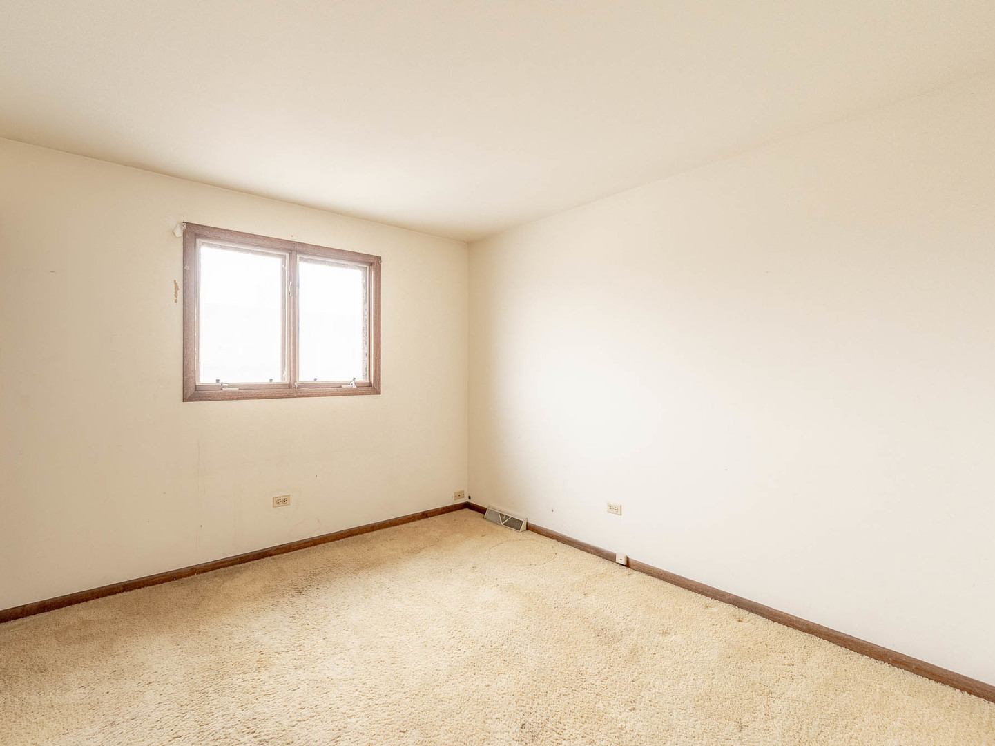 18549 Old Farm Road Lansing, IL 60438 - Photo 12 of 16 an empty room with a window