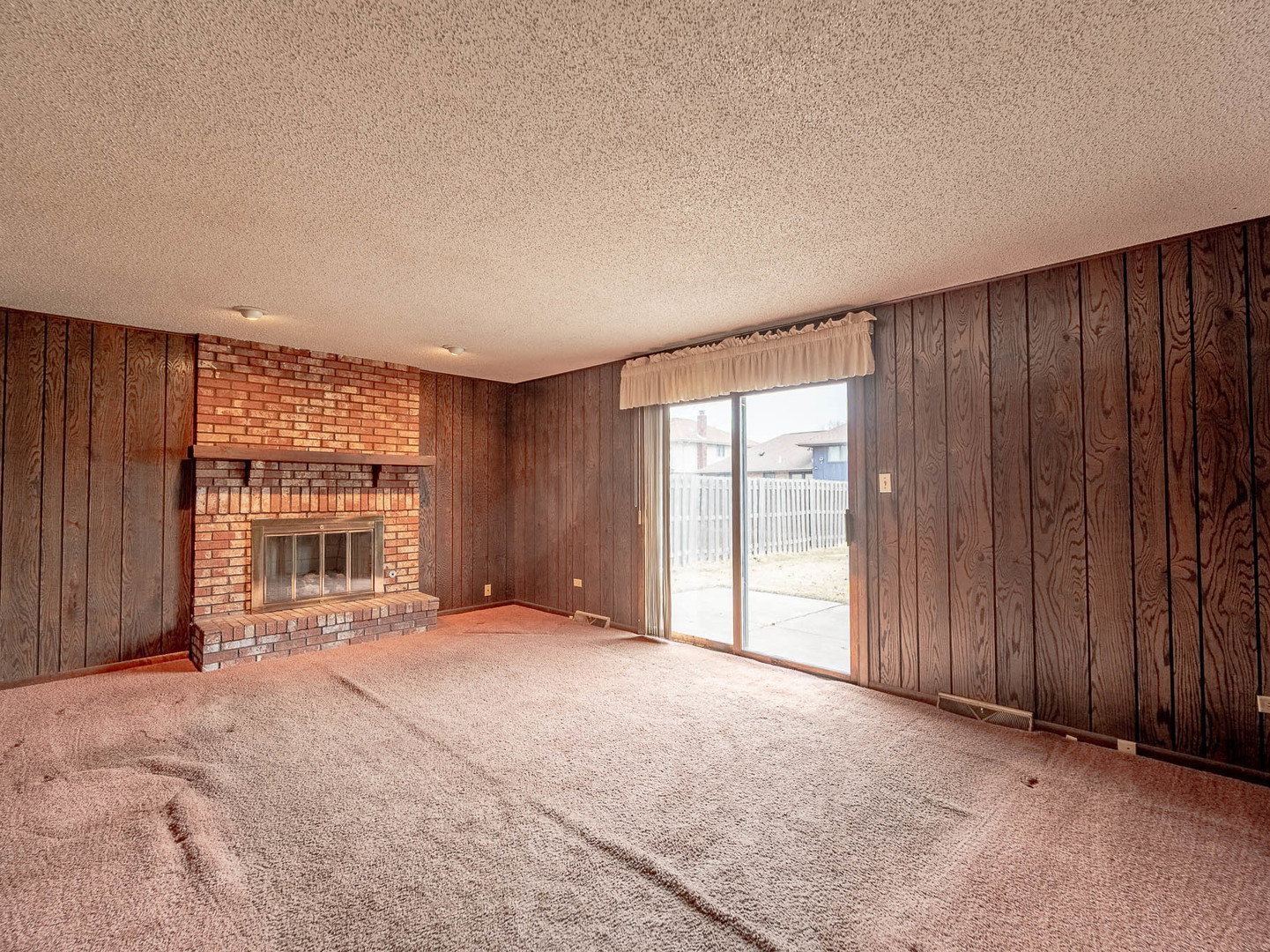 18549 Old Farm Road Lansing, IL 60438 - Photo 8 of 16 an empty room with windows