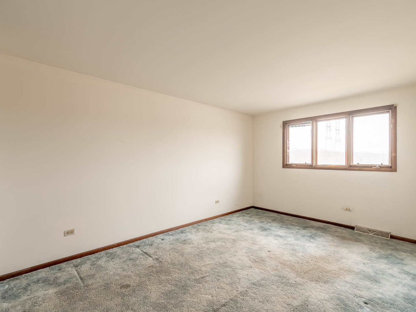 18549 Old Farm Road Lansing, IL 60438 - Photo 9 of 16 an empty room with a window