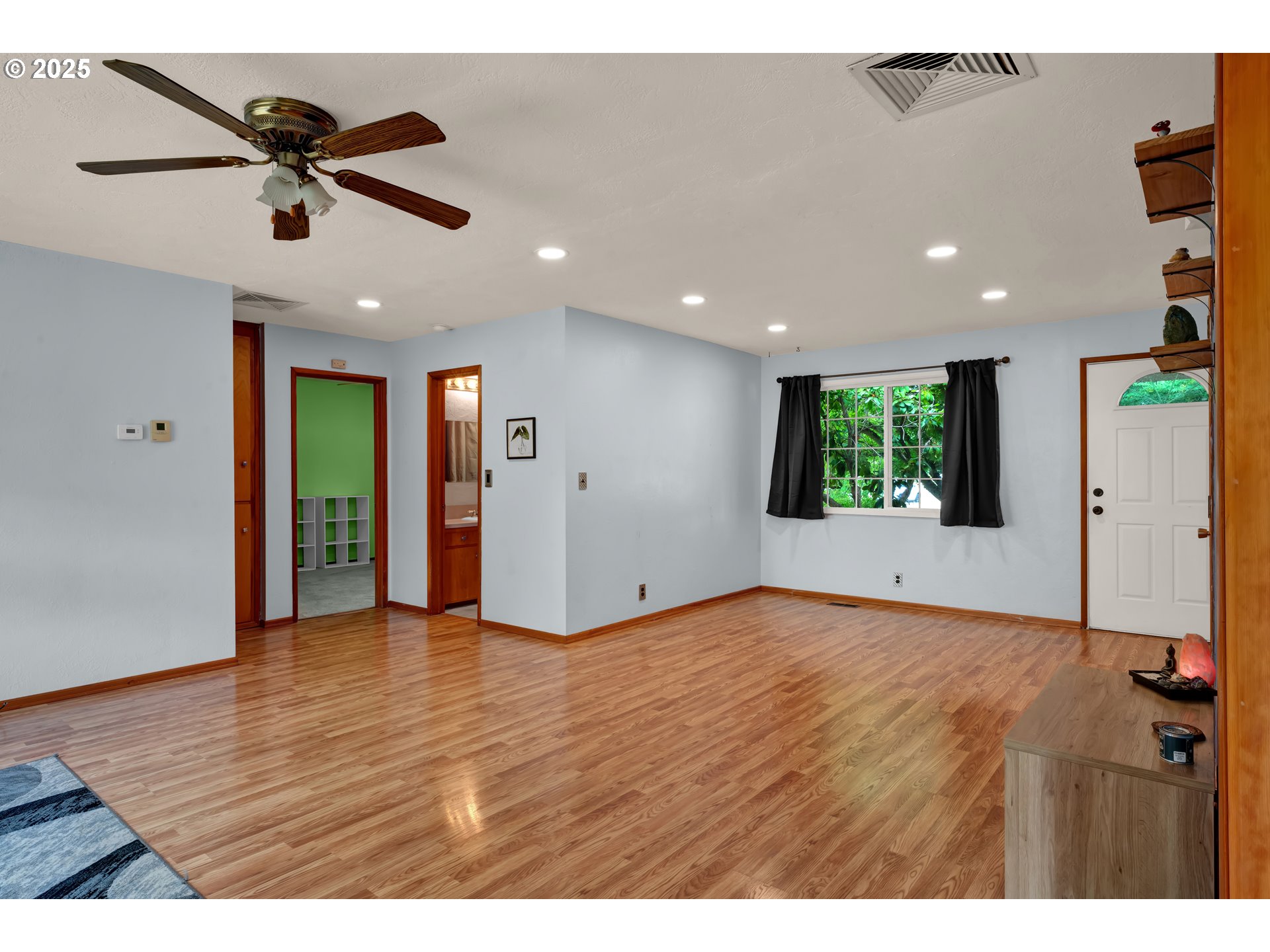 2919 Oak Street Southeast Albany, OR 97322 - Photo 11 of 36 a view of an empty room with a window