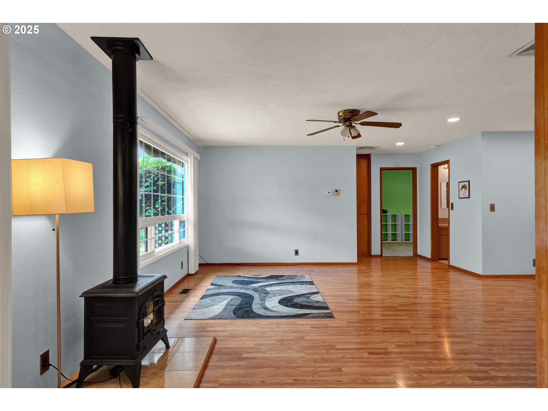 2919 Oak Street Southeast Albany, OR 97322 - Photo 12 of 36 a view of an empty room and window