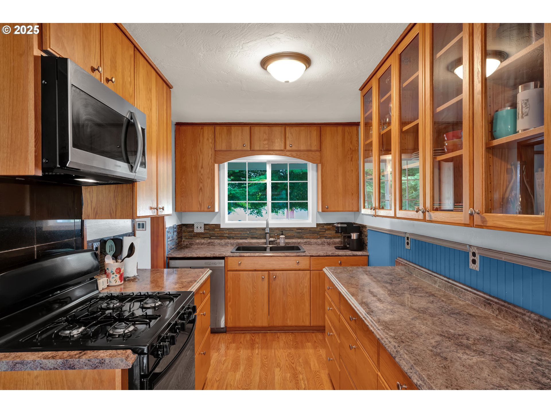 2919 Oak Street Southeast Albany, OR 97322 - Photo 17 of 36 a kitchen with stainless steel appliances a stove a sink and a microwave