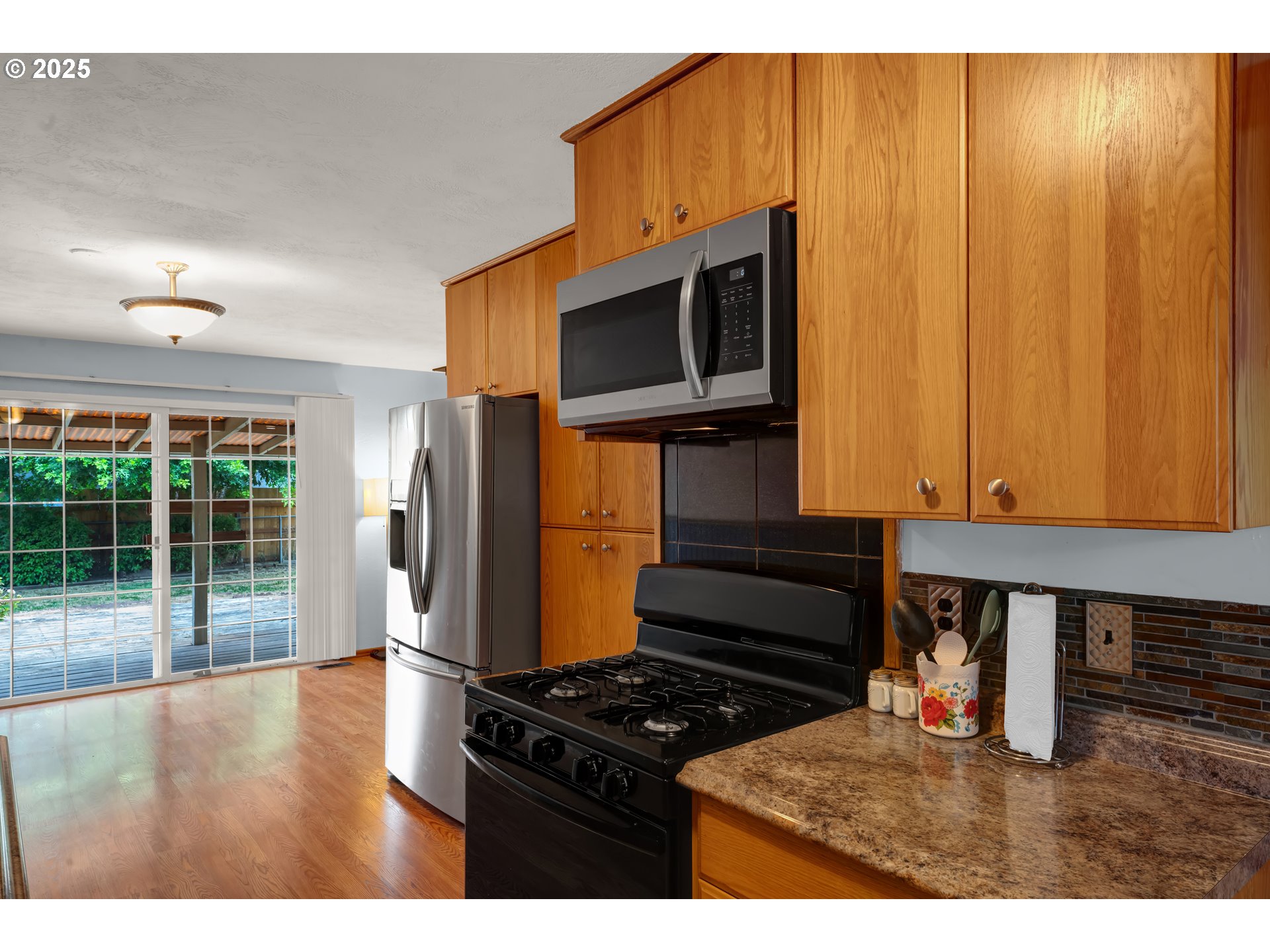 2919 Oak Street Southeast Albany, OR 97322 - Photo 20 of 36 a kitchen with stainless steel appliances a stove microwave and refrigerator