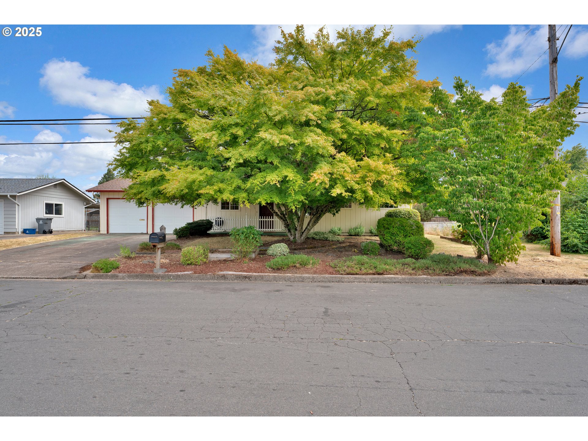 2919 Oak Street Southeast Albany, OR 97322 - Photo 2 of 36 a view of a house with a street