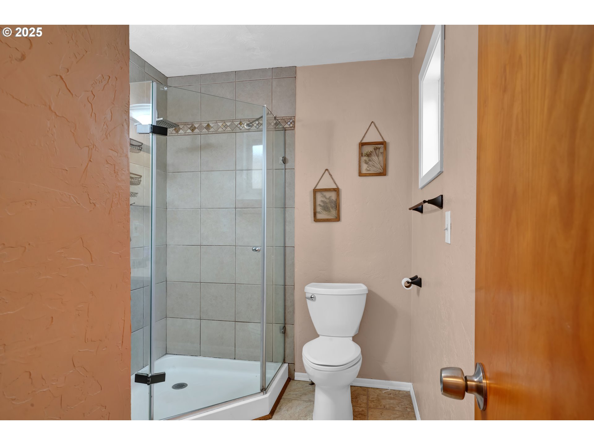 2919 Oak Street Southeast Albany, OR 97322 - Photo 21 of 36 a bathroom with a toilet and a shower