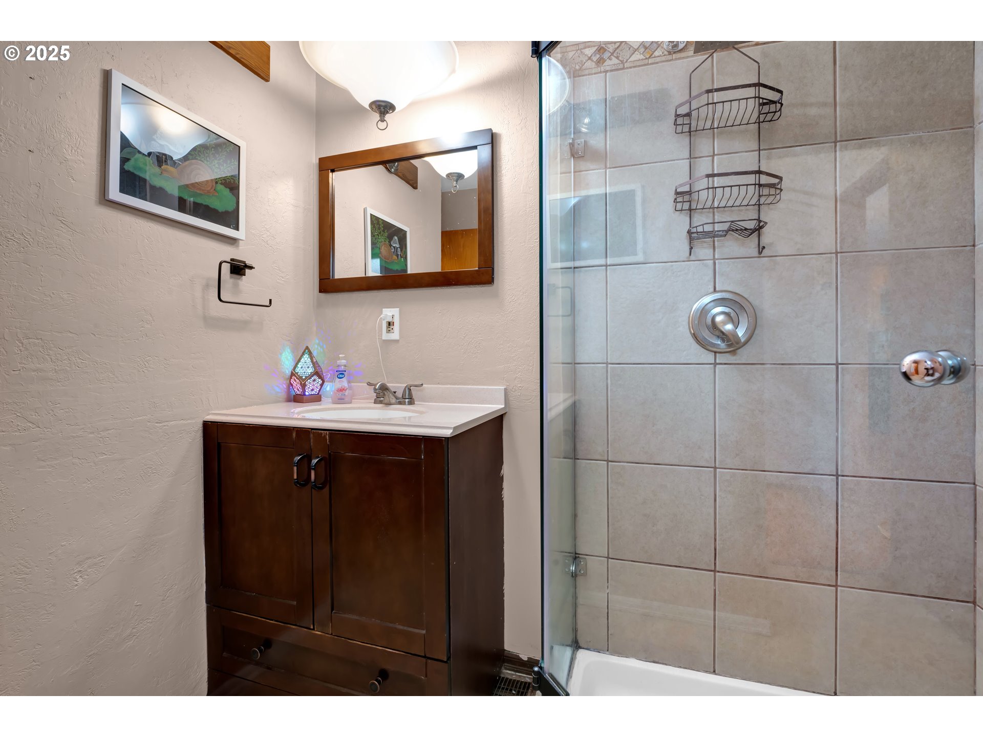 2919 Oak Street Southeast Albany, OR 97322 - Photo 22 of 36 a bathroom with a sink vanity and mirror