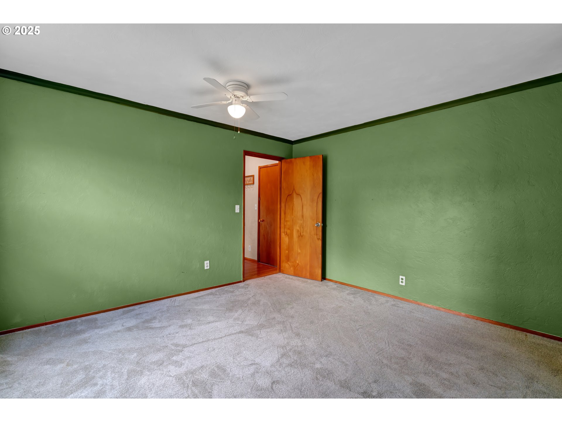 2919 Oak Street Southeast Albany, OR 97322 - Photo 24 of 36 a view of a big room with windows