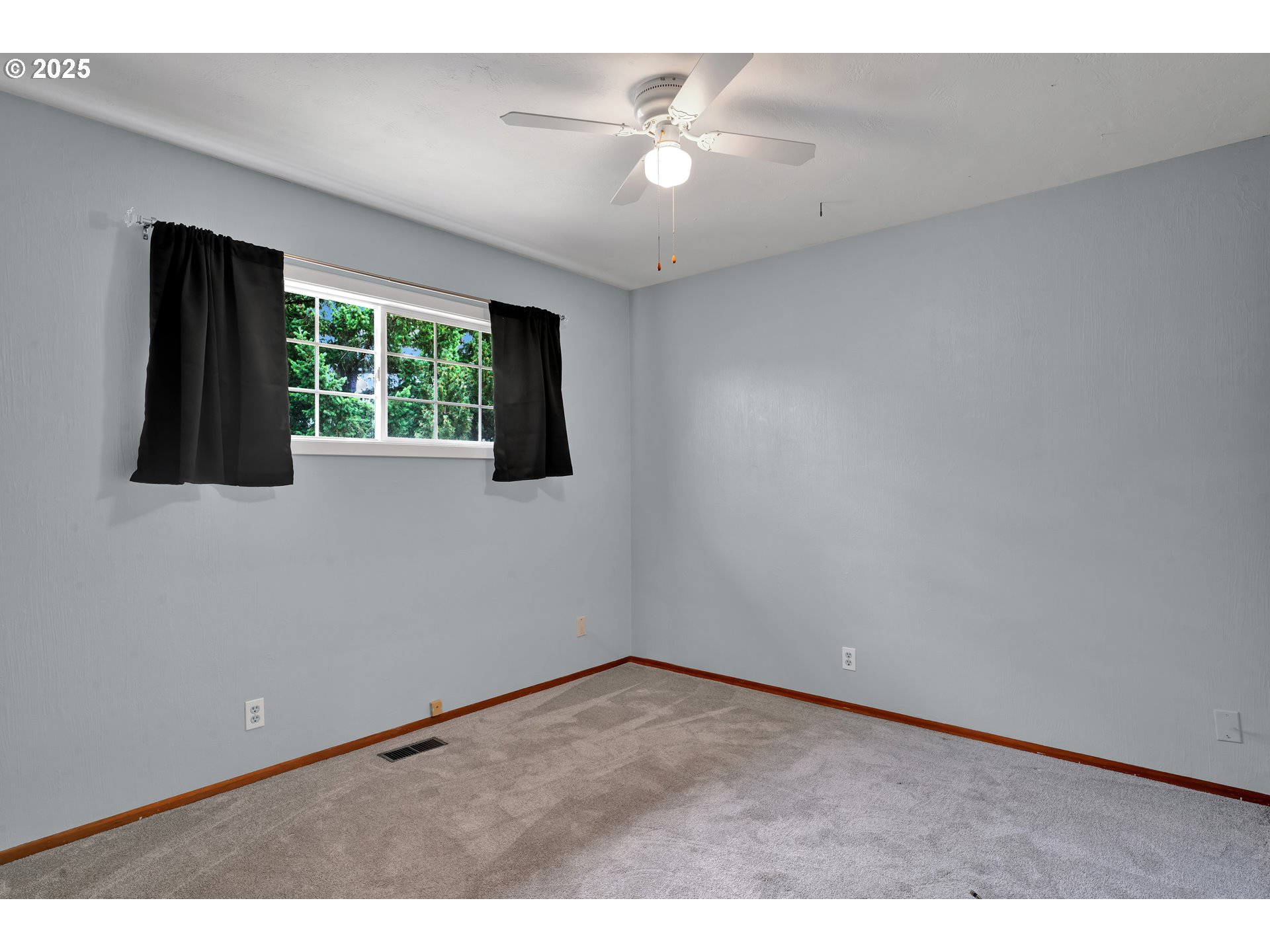 2919 Oak Street Southeast Albany, OR 97322 - Photo 25 of 36 a view of an empty room with a window