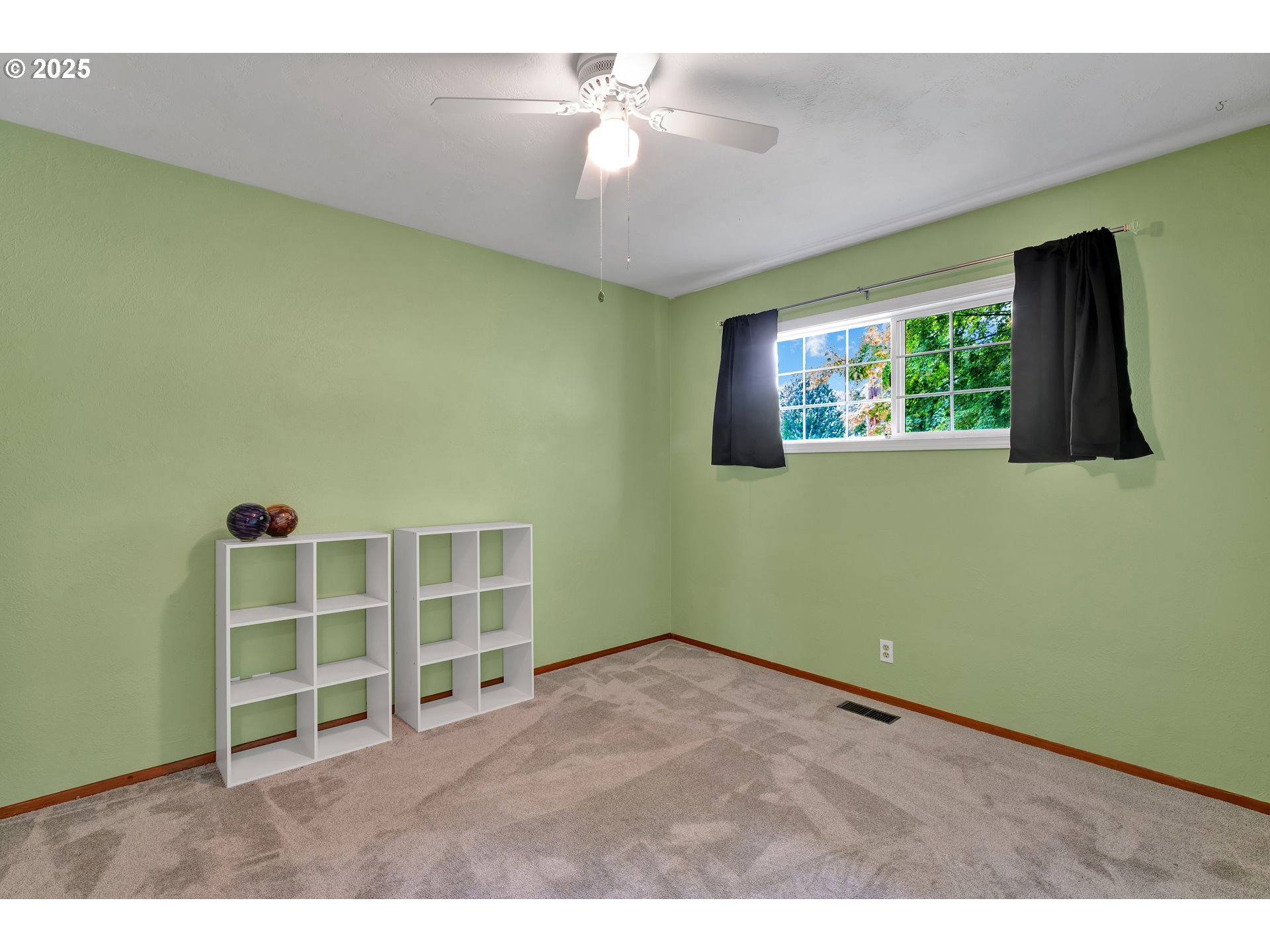 2919 Oak Street Southeast Albany, OR 97322 - Photo 26 of 36 a room with window and ceiling fan