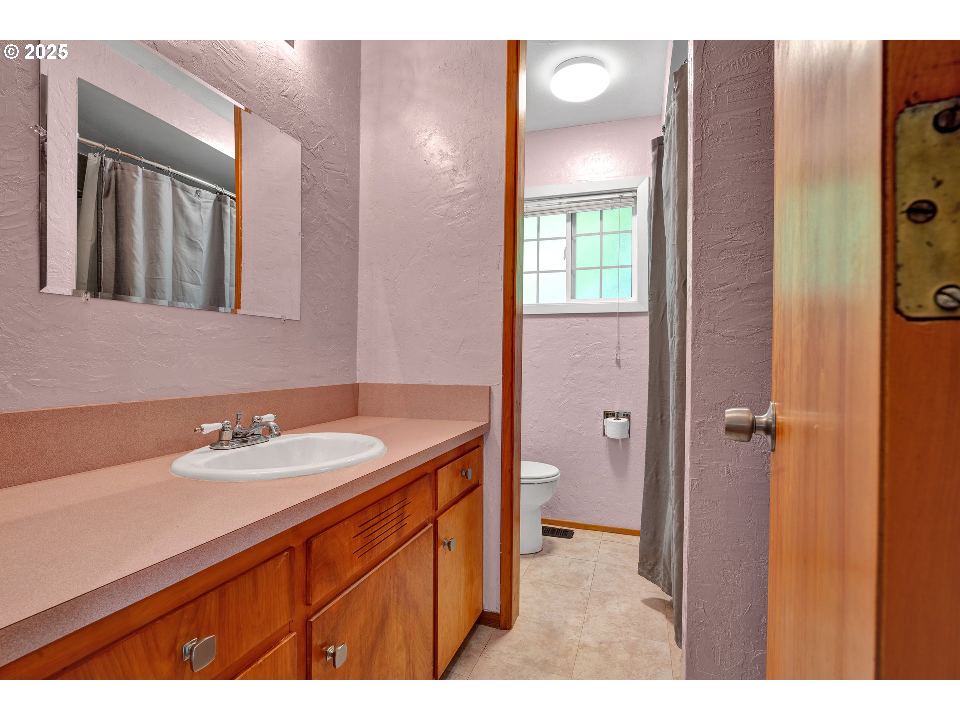 2919 Oak Street Southeast Albany, OR 97322 - Photo 28 of 36 a bathroom with a sink and a mirror