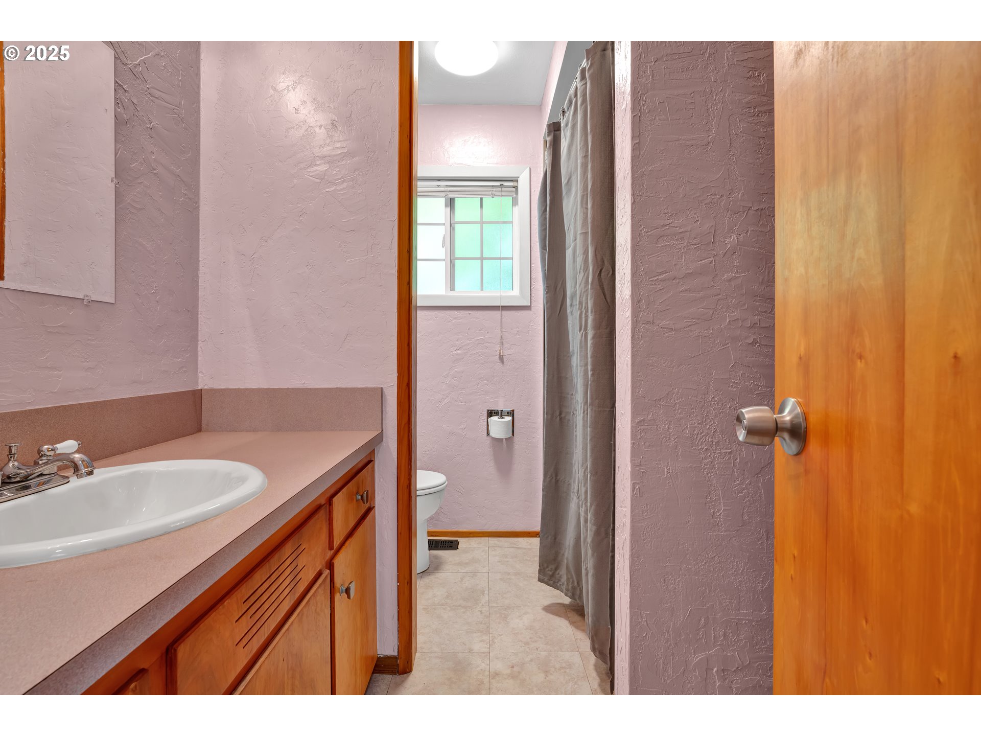 2919 Oak Street Southeast Albany, OR 97322 - Photo 29 of 36 a bathroom with a sink and a mirror