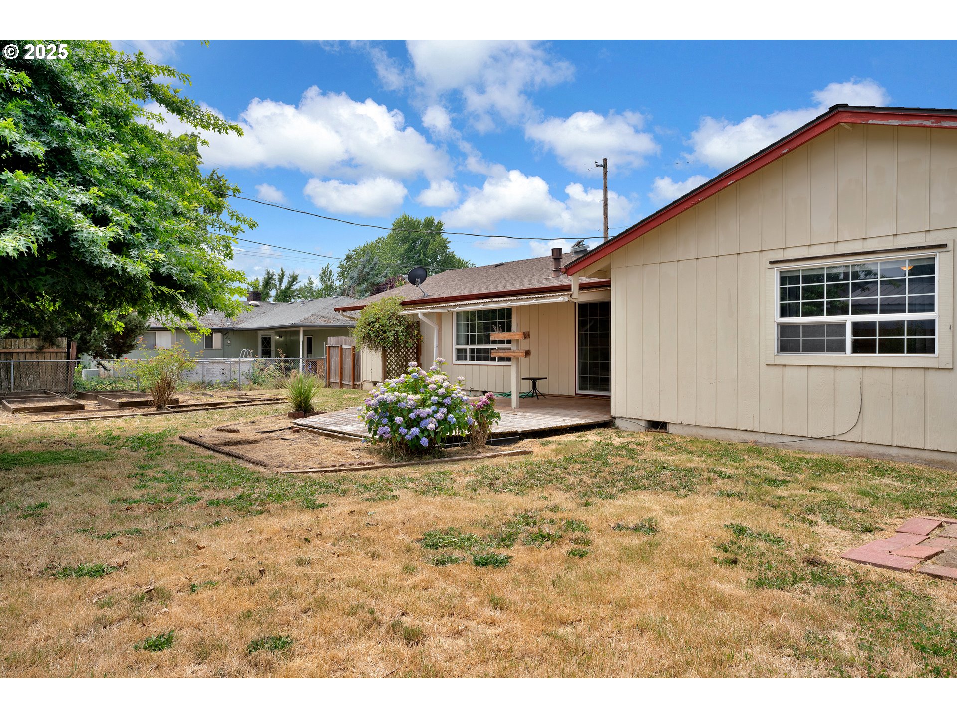 2919 Oak Street Southeast Albany, OR 97322 - Photo 32 of 36 a view of a house with backyard and porch