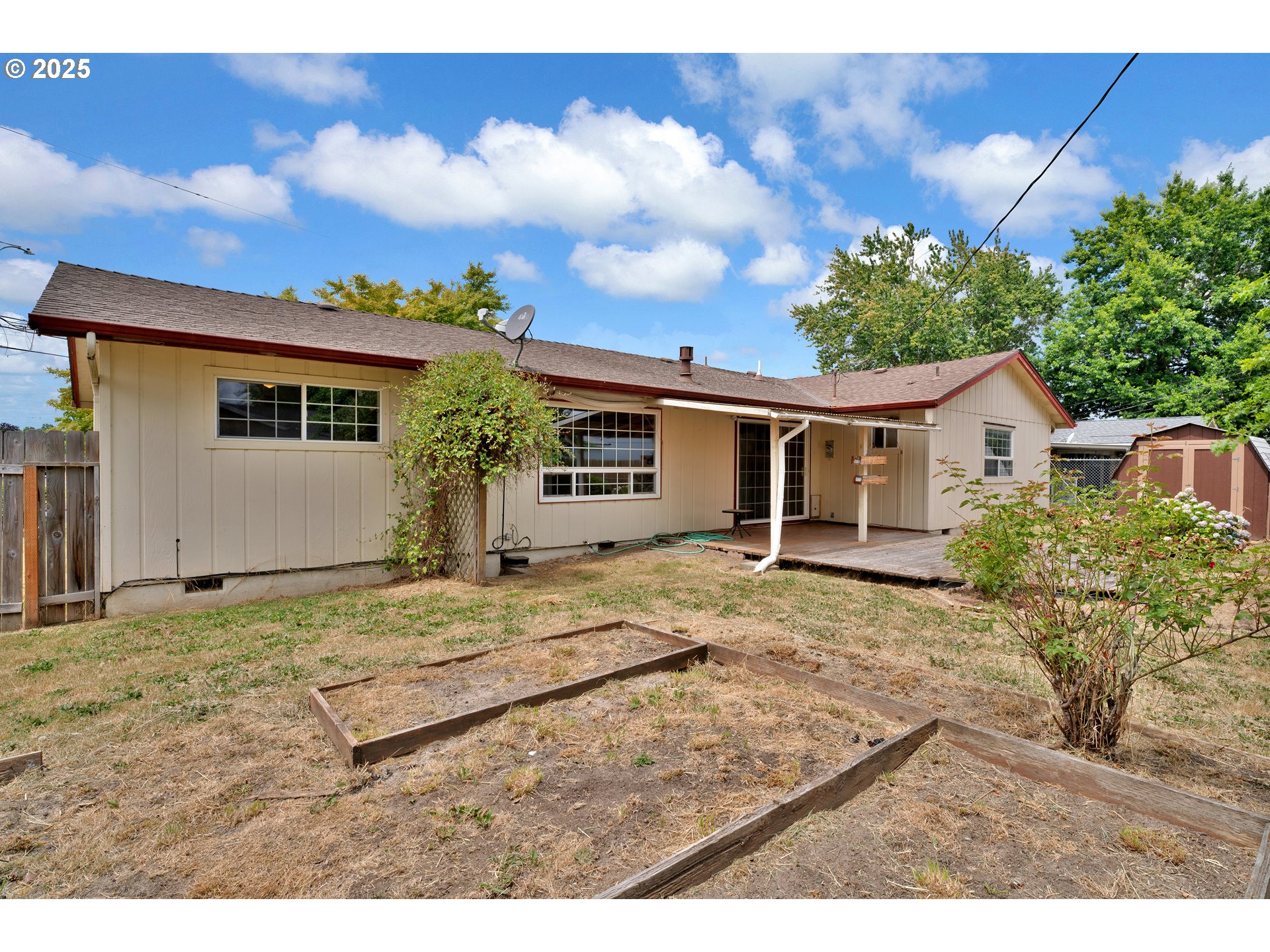 2919 Oak Street Southeast Albany, OR 97322 - Photo 34 of 36 a view of front a house with a patio