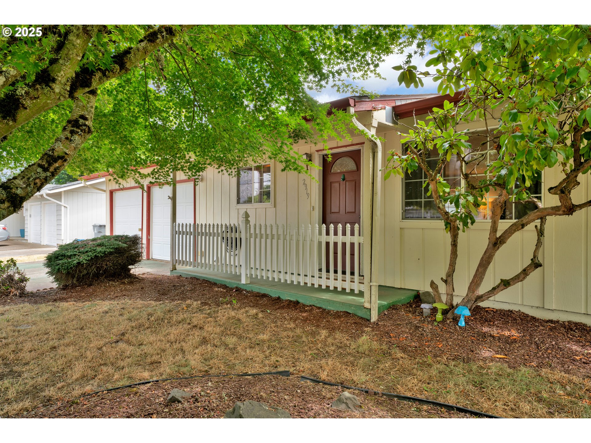 2919 Oak Street Southeast Albany, OR 97322 - Photo 4 of 36 a view of a small yard and large tree