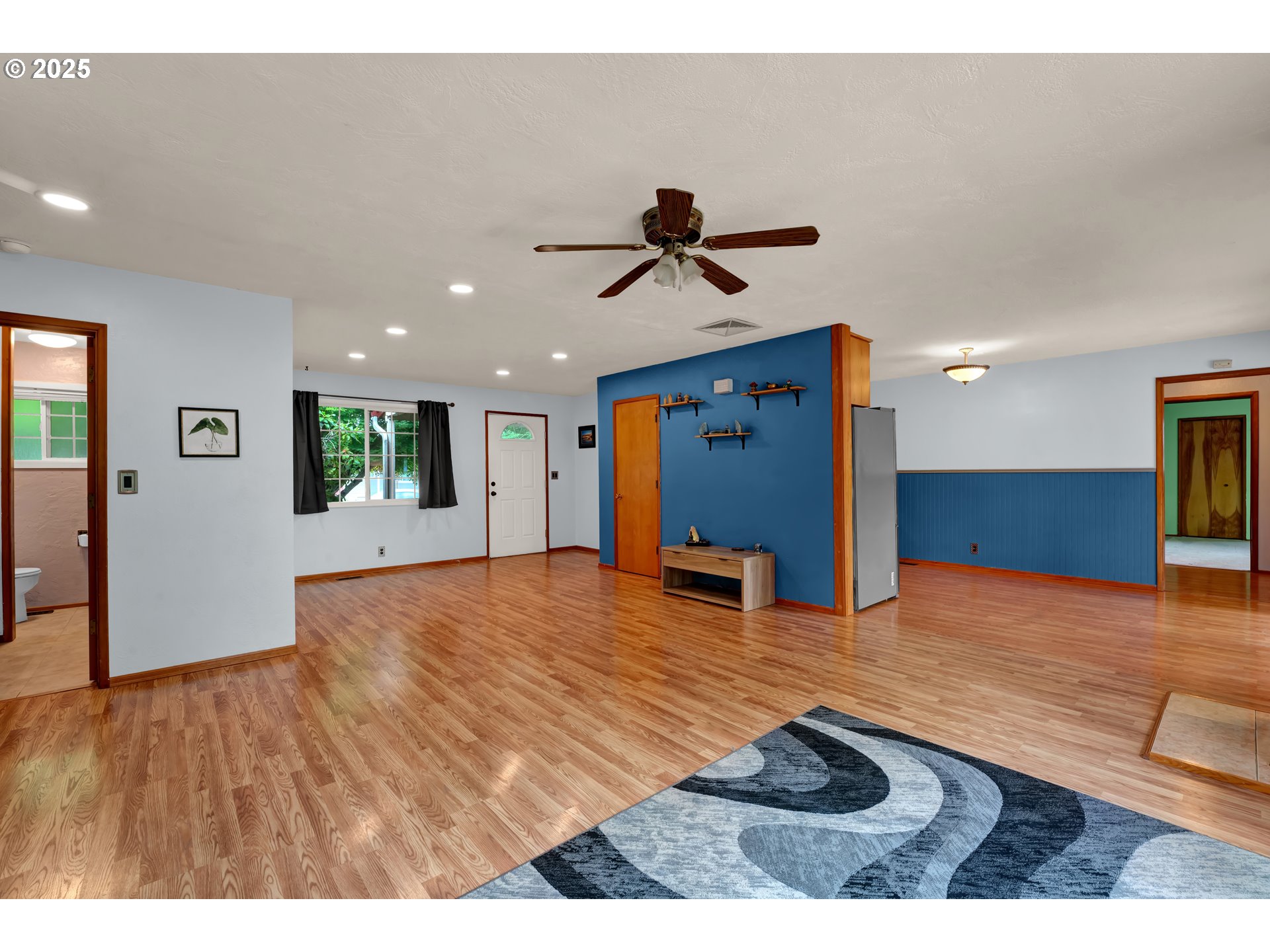 2919 Oak Street Southeast Albany, OR 97322 - Photo 10 of 36 a view of a livingroom with a workspace