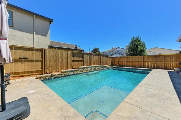 a view of a backyard