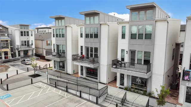 a picture of street with view of building