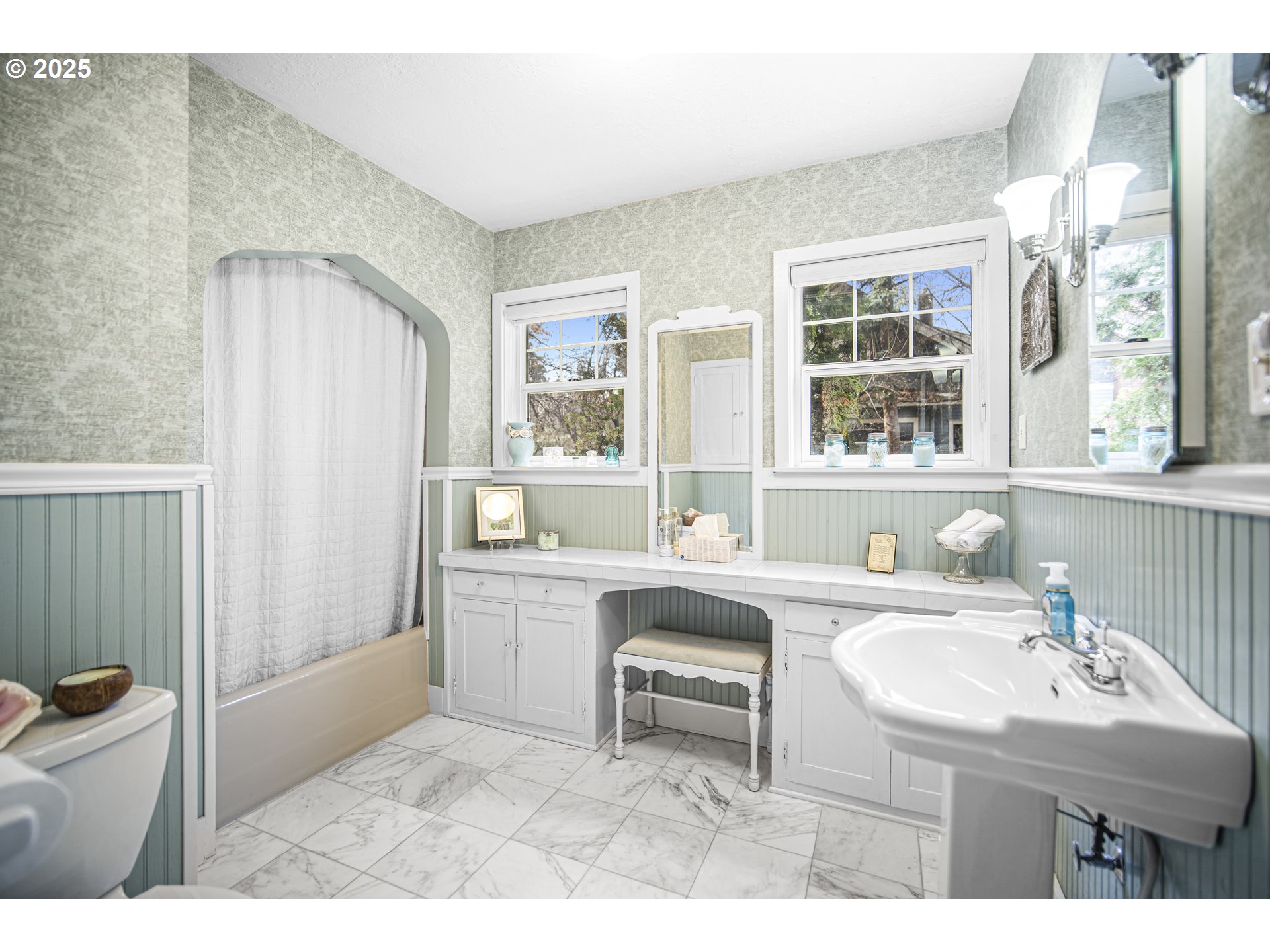898 Northwest Riverside Boulevard Bend, OR 97703 - Photo 17 of 32 a bathroom with a sink toilet and a mirror