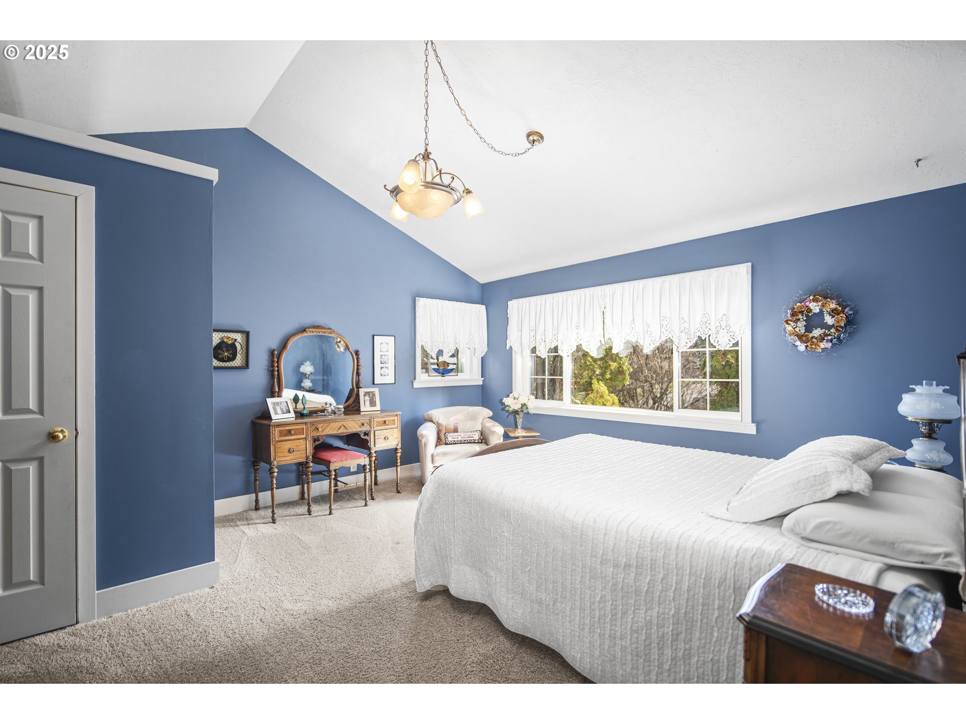 898 Northwest Riverside Boulevard Bend, OR 97703 - Photo 23 of 32 a bedroom with a bed mirror table and window