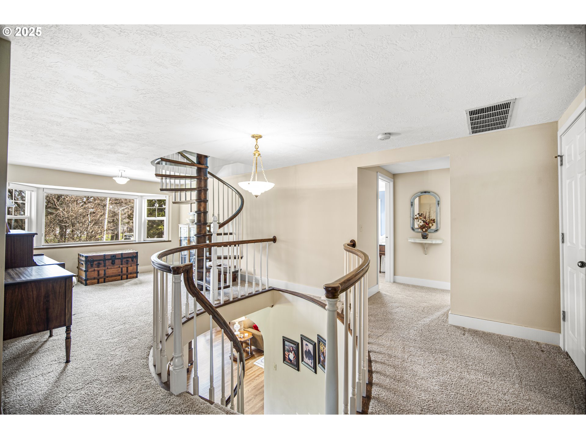898 Northwest Riverside Boulevard Bend, OR 97703 - Photo 26 of 32 a view of a livingroom with furniture and workspace