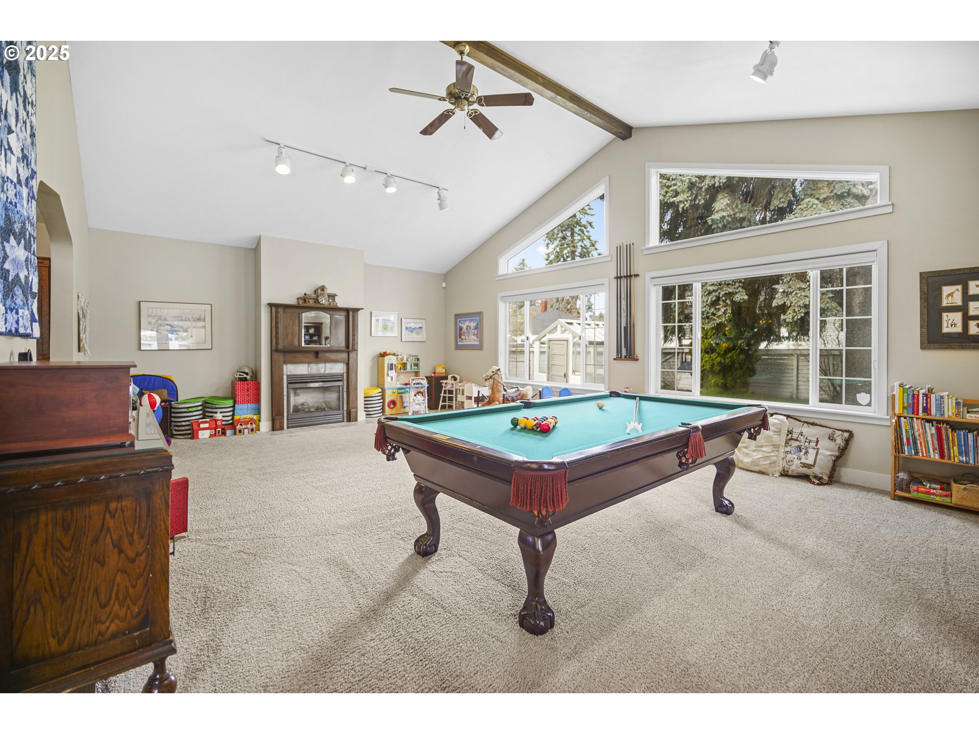 898 Northwest Riverside Boulevard Bend, OR 97703 - Photo 10 of 32 a living room with furniture and a table