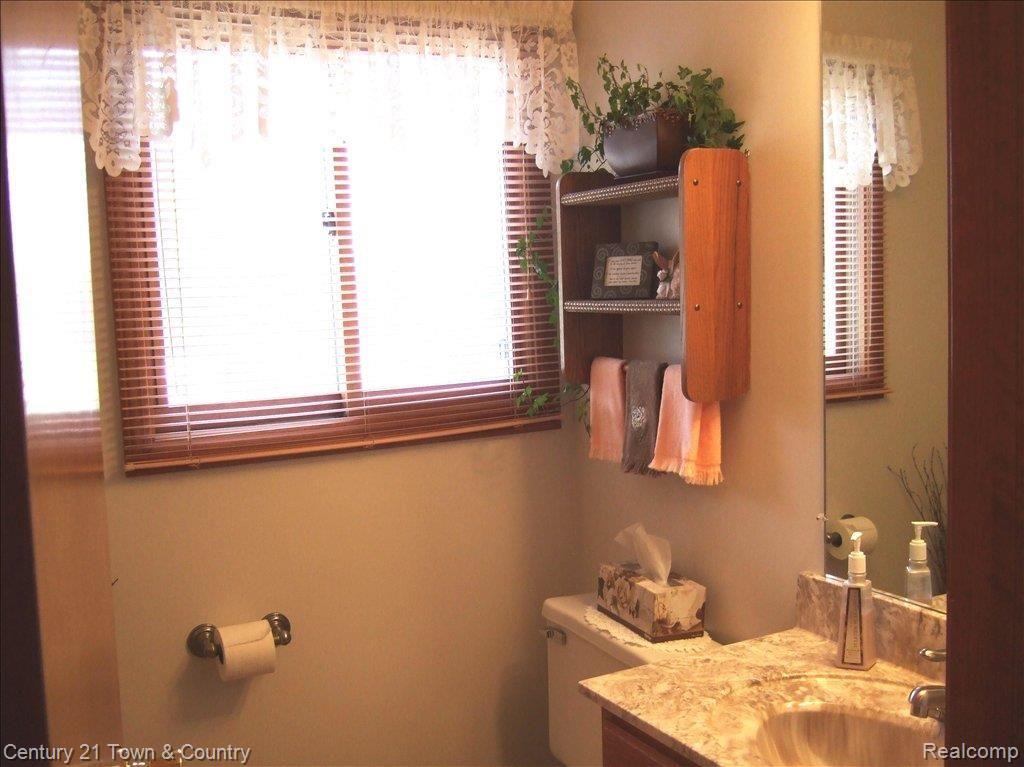 1167 Bembridge Drive Rochester, MI 48307 - Photo 13 of 20 1/2 BATH