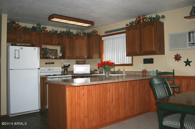 6329 Quail Cove Road Pine, AZ 85544 - Photo 11 of 26 Kitchen & Breakfast bar