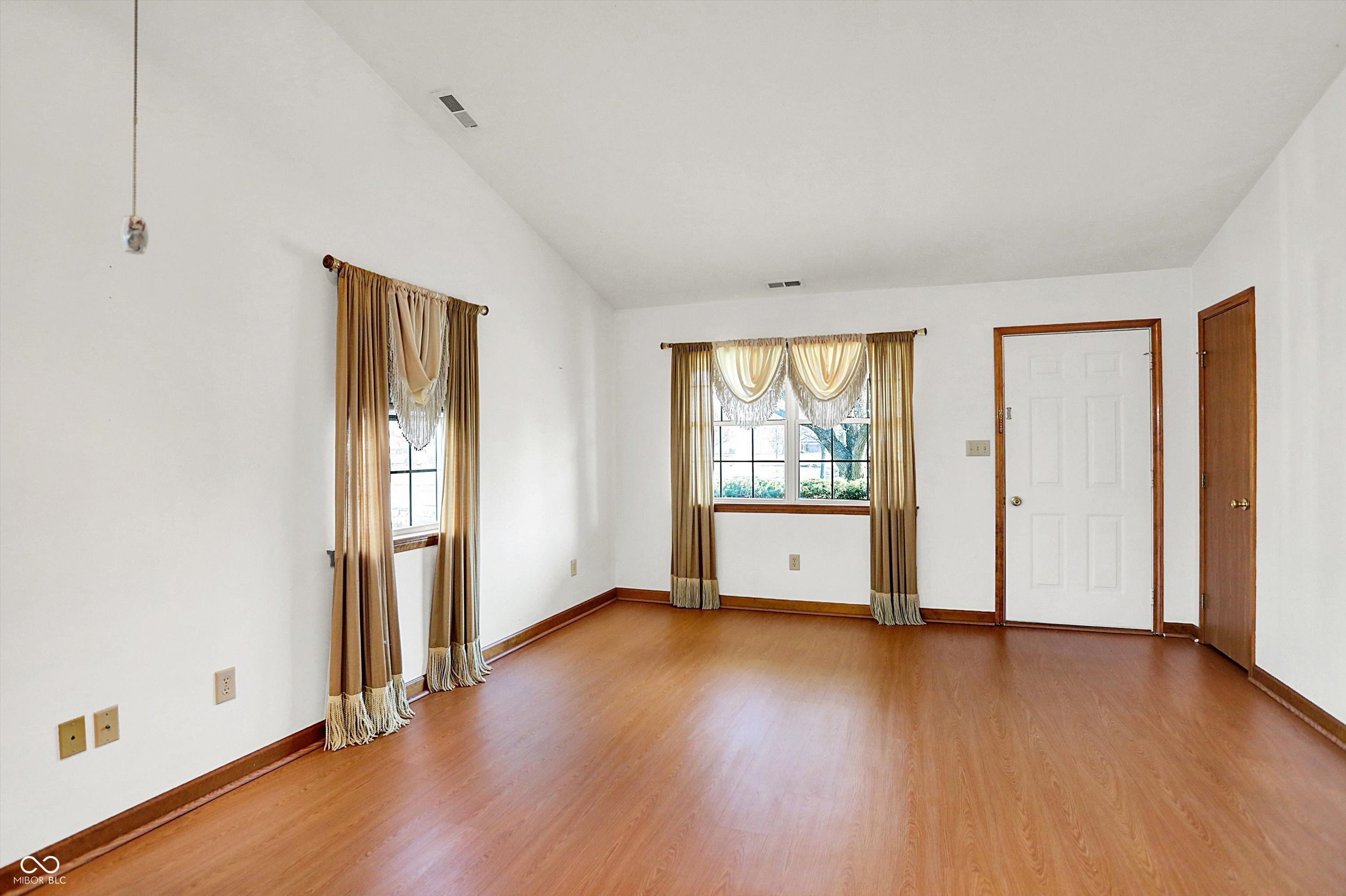 1035 Ina Circle Franklin, IN 46131 - Photo 3 of 18 Gallery Image 3