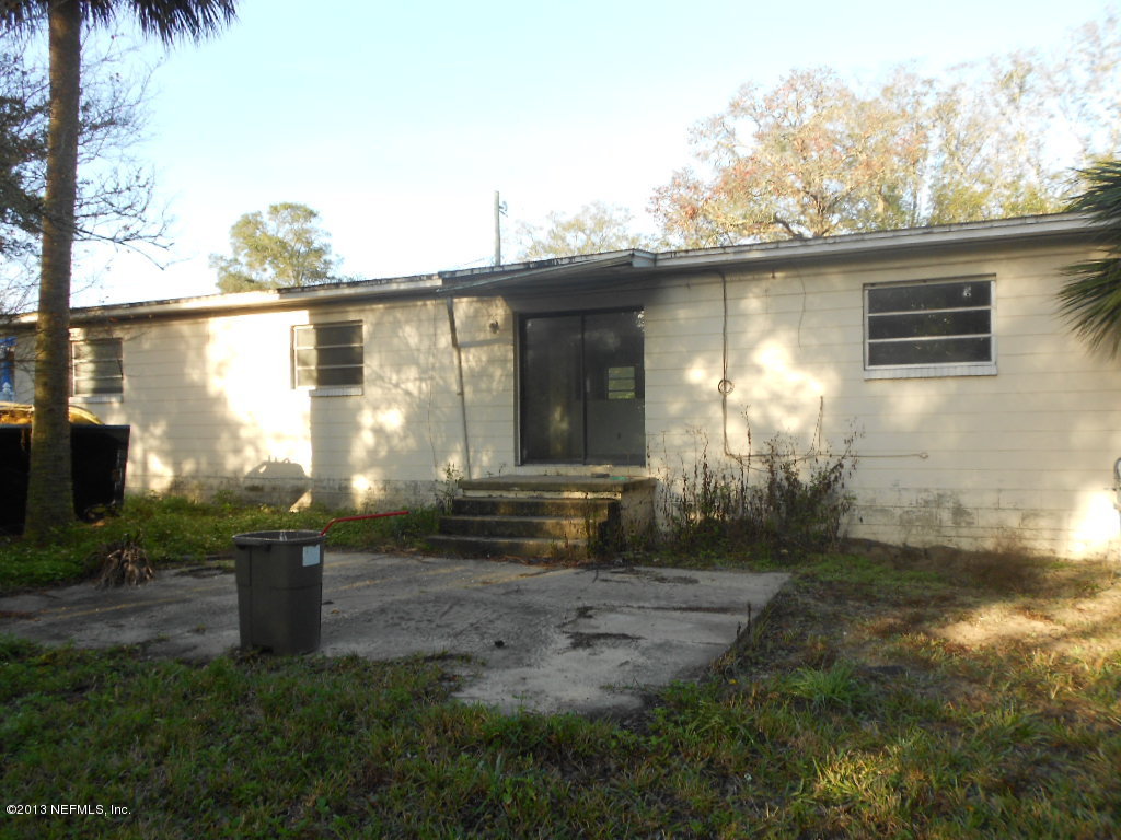 3765 Bess Road Jacksonville, FL 32277 - Photo 2 of 8 a view of a back yard of the house