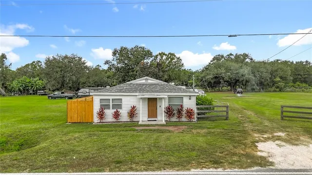 a view of a house with a yard