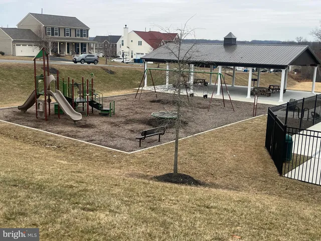 a view of a house with backyard