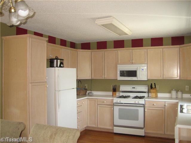 206 Stapleton Way High Point, NC 27265 - Photo 4 of 16 Kitchen.
