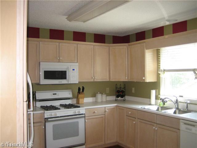 206 Stapleton Way High Point, NC 27265 - Photo 5 of 16 Kitchen.