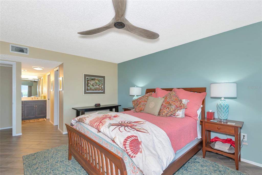 1389 Perico Point Circle, Unit 140 Bradenton, FL 34209 - Photo 33 of 58 a bedroom with a bed and a lamp