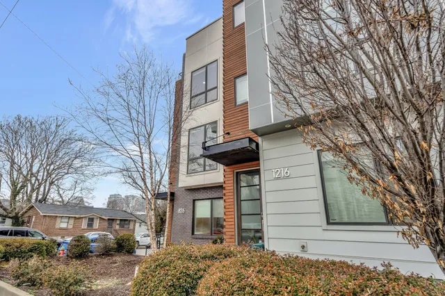 a view of entryway and hall