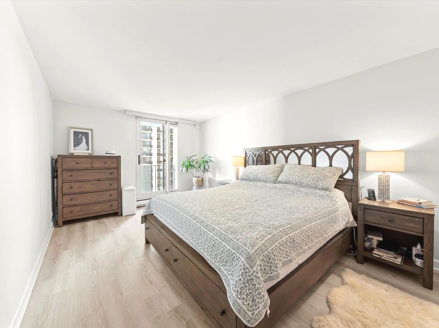 6033 North Sheridan Road, Unit 9E Chicago, IL 60660 - Photo 12 of 23 a spacious bedroom with a bed and a lamp on dresser
