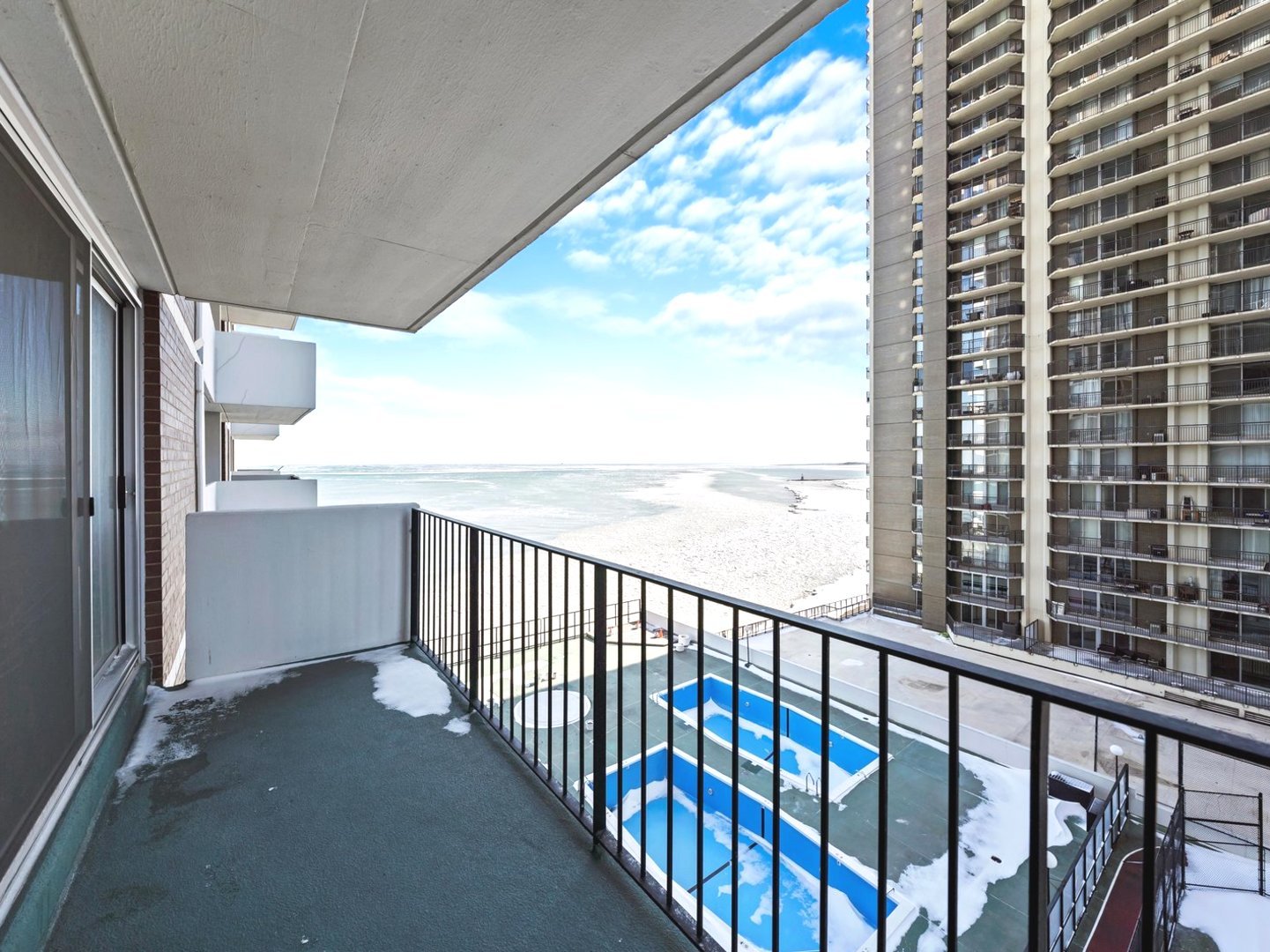 6033 North Sheridan Road, Unit 9E Chicago, IL 60660 - Photo 16 of 23 a view of balcony with city view