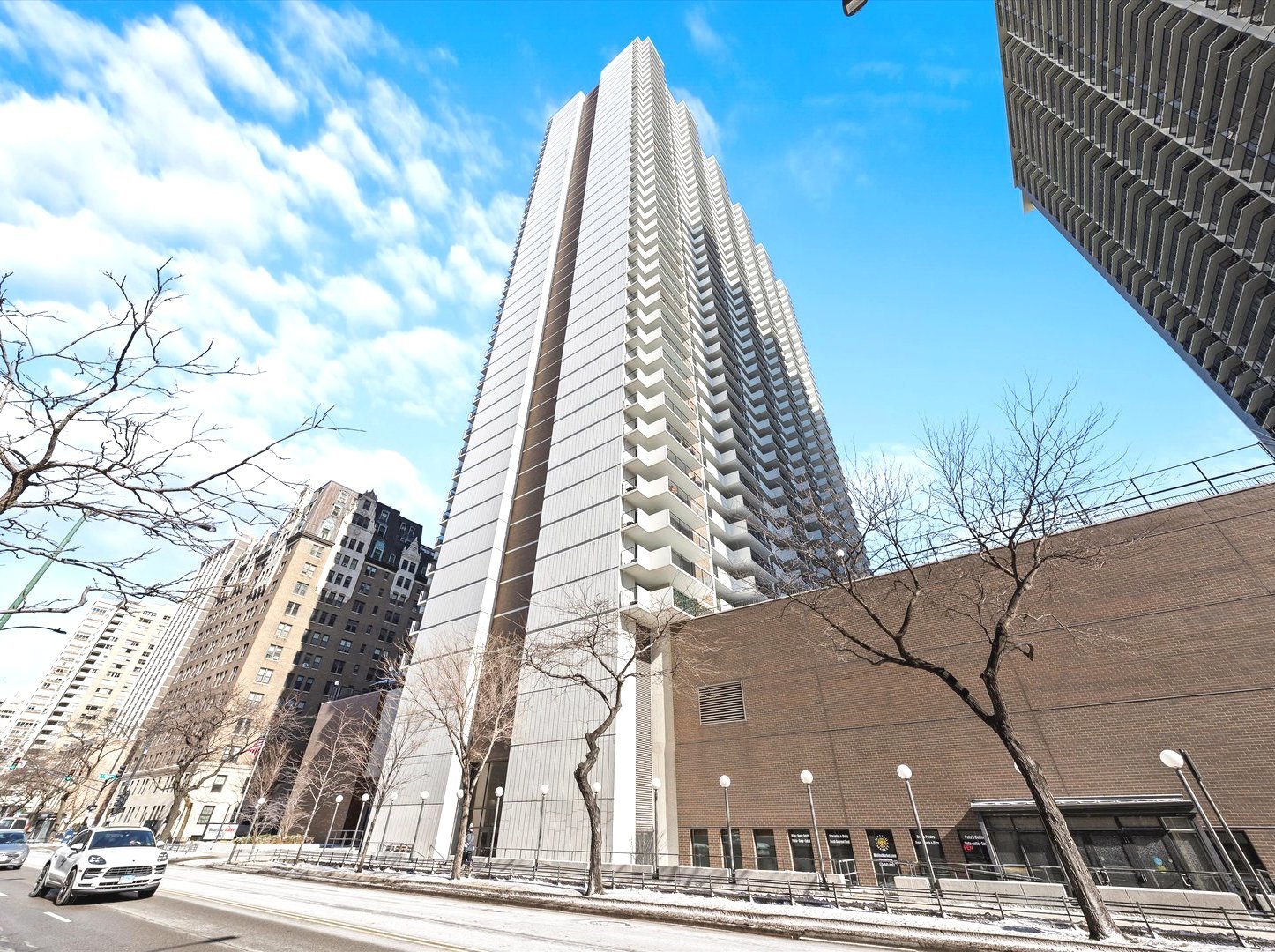 6033 North Sheridan Road, Unit 9E Chicago, IL 60660 - Photo 23 of 23 a view of a tall building