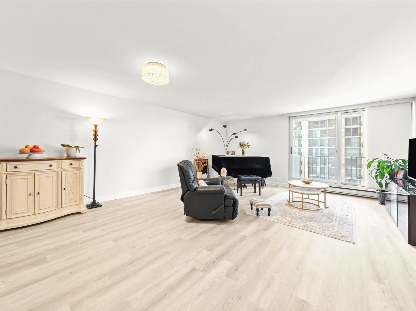 6033 North Sheridan Road, Unit 9E Chicago, IL 60660 - Photo 5 of 23 a living room with furniture and wooden floor