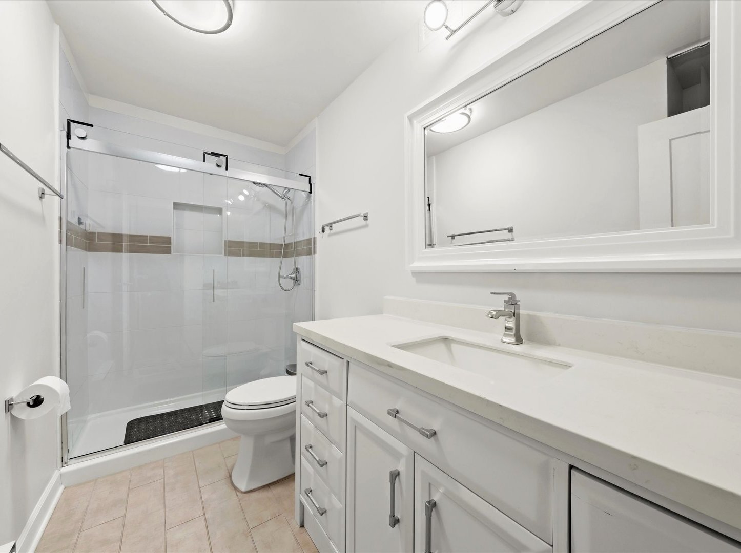 6033 North Sheridan Road, Unit 9E Chicago, IL 60660 - Photo 10 of 23 a bathroom with a sink a toilet and shower