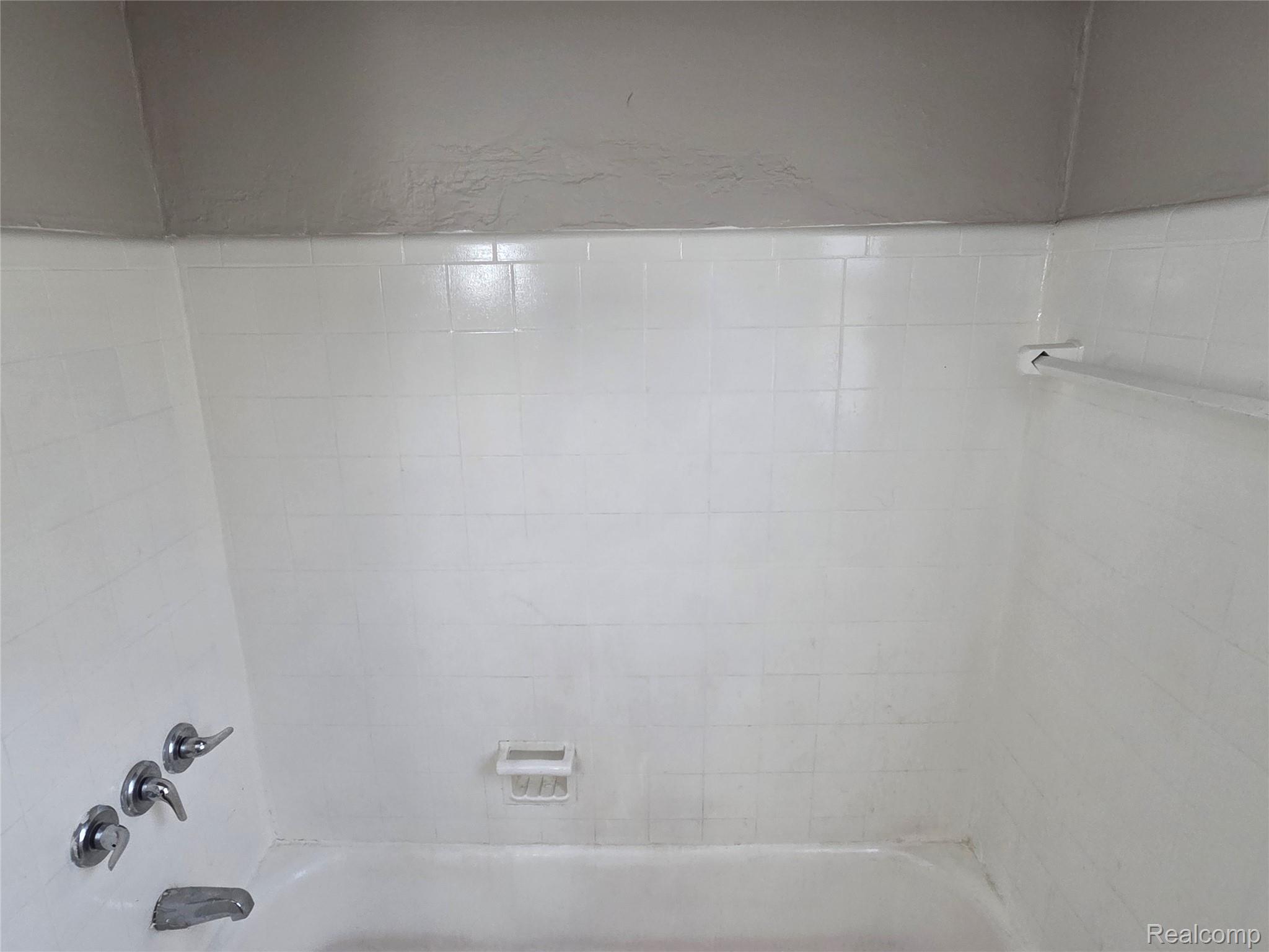 5274 Nottingham Road Detroit, MI 48224 - Photo 10 of 18 Bathroom with bathtub / shower combination