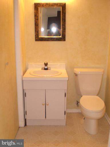 19604 Mosby Way Poolesville, MD 20837 - Photo 17 of 30 Half Bath 1