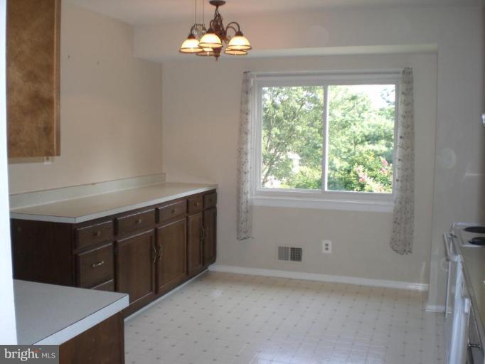 19604 Mosby Way Poolesville, MD 20837 - Photo 10 of 30 Breakfast Area