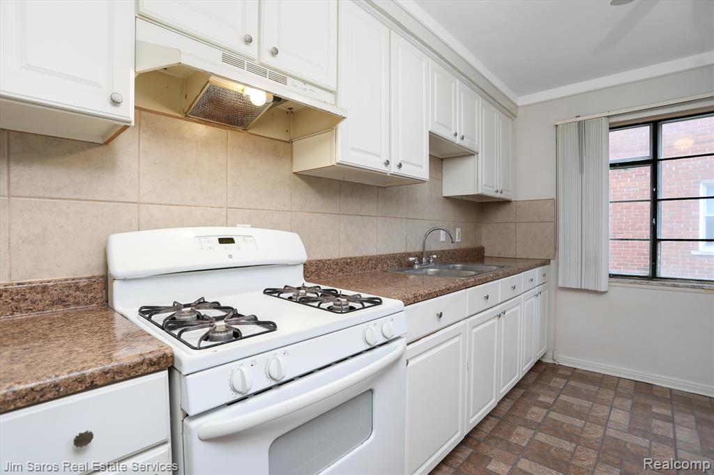 2013 Vernier Road Grosse Pointe Woods, MI 48236 - Photo 7 of 14