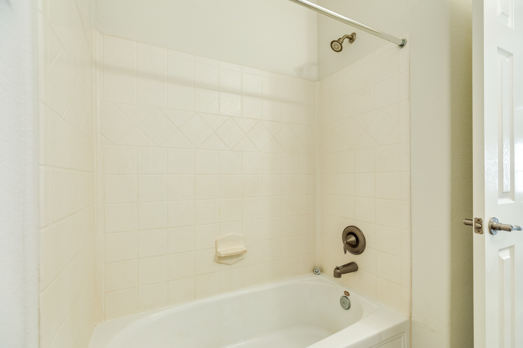 13417 Star Creek Lane Rosharon, TX 77583 - Photo 26 of 41 a bathroom with a bathtub