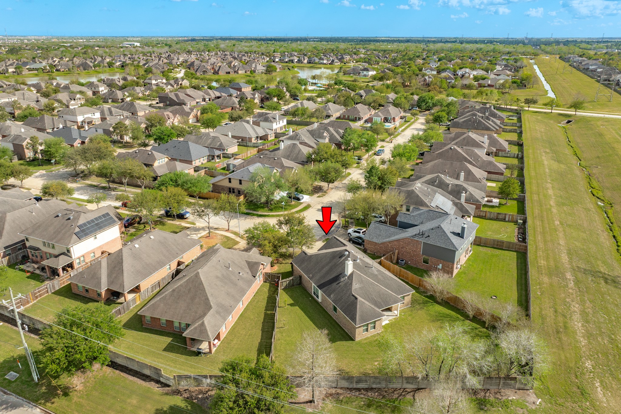 13417 Star Creek Lane Rosharon, TX 77583 - Photo 37 of 41 an aerial view of residential houses with outdoor space