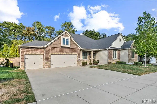 $769,900 | 377 Sturbridge Drive, St. Charles, MO 63303